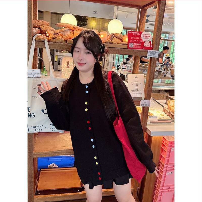 Pleten kardigan s izšivanjem i šarenim kopčicama na desnom ramenu, okrugli izrez, dugi rukavi; sastav materijala: akril i poliester 30-50%