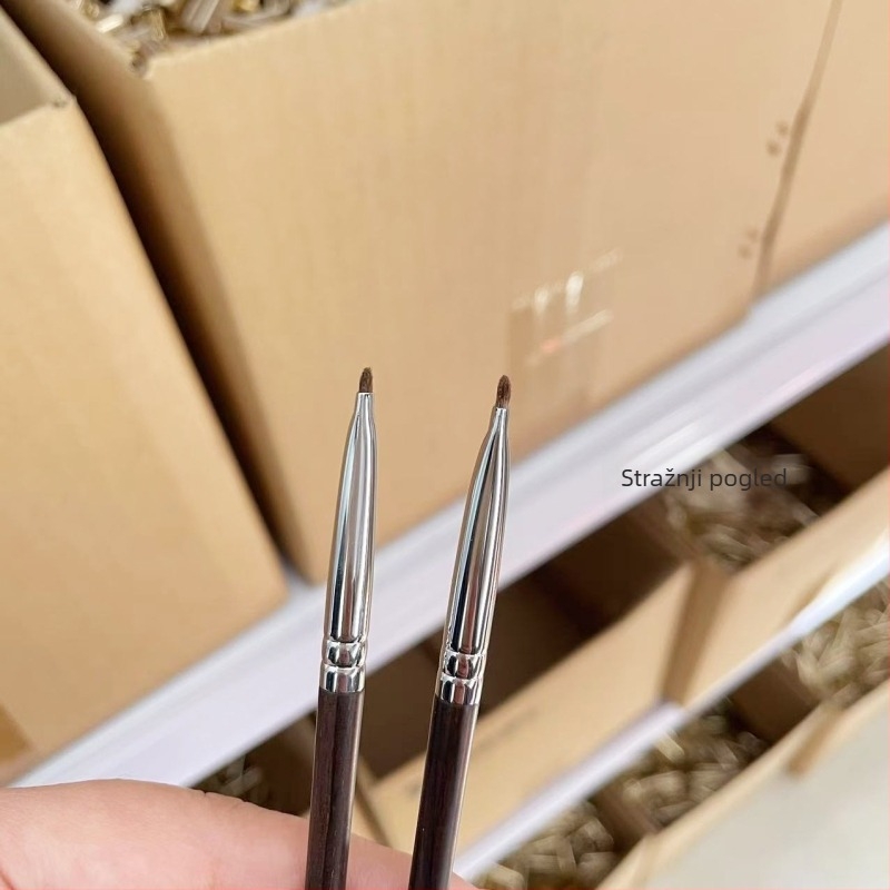 Četkica za sjenilo za detaljnu primjenu na donjem kapku oka — konjska dlaka, drška od ebonskog drveta, duga drška, jednokratno pakiranje u torbi