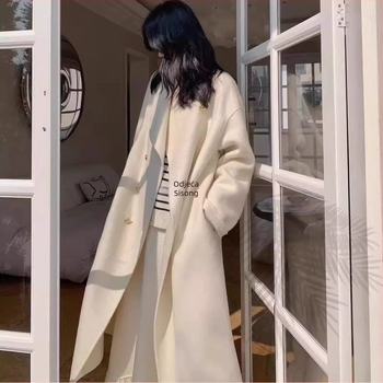 Ženski kratki chenille kaput, uska silueta, s poluturtleneck ovratnikom, duljina 40–50 cm