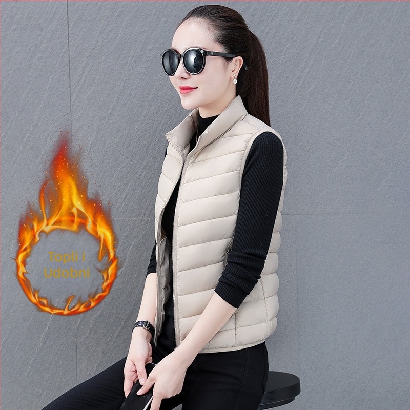 Ženska vesta od poliester materijala, uski kroj, stojeći ovratnik, zatvarač, punjenje poliester-pamuk