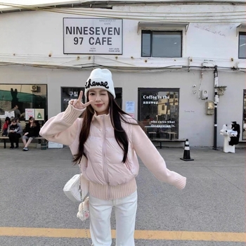 Ženska jakna od perja bijele patke, s pletenim rukavima, sadržaj perja 96%+, V-izrez i zatvarač