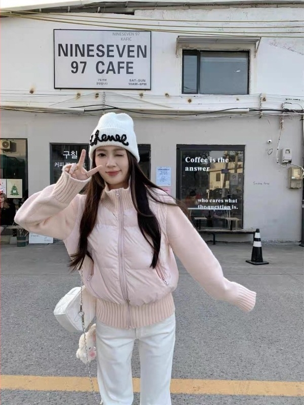 Ženska jakna od perja bijele patke, s pletenim rukavima, sadržaj perja 96%+, V-izrez i zatvarač