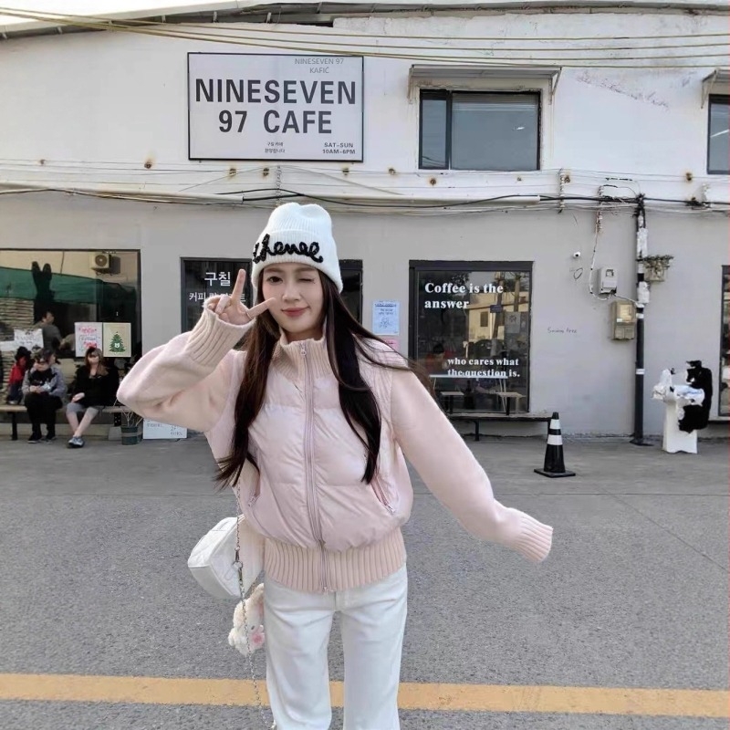 Ženska jakna od perja bijele patke, s pletenim rukavima, sadržaj perja 96%+, V-izrez i zatvarač