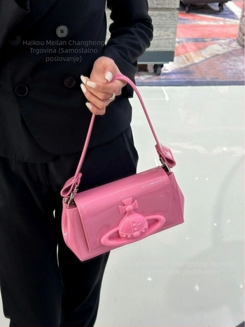 Torba ispod pazuha od prave kože, vodoravnog četvrtastog oblika, zatvaranje šnira, podstavljena najlonom, dvostruka naramenica