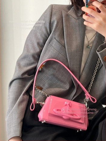 Torba ispod pazuha od prave kože, vodoravnog četvrtastog oblika, zatvaranje šnira, podstavljena najlonom, dvostruka naramenica