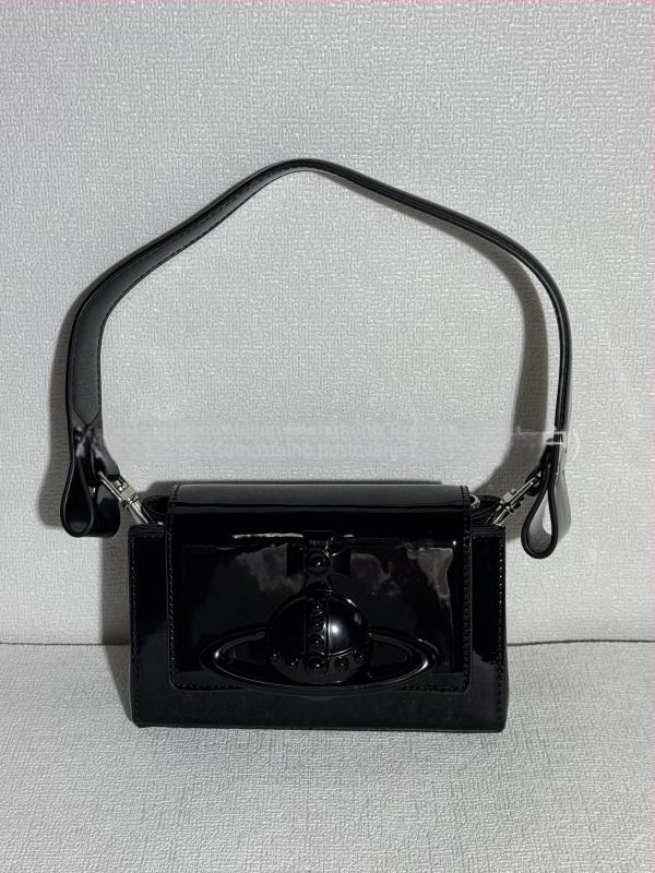 Torba ispod pazuha od prave kože, vodoravnog četvrtastog oblika, zatvaranje šnira, podstavljena najlonom, dvostruka naramenica