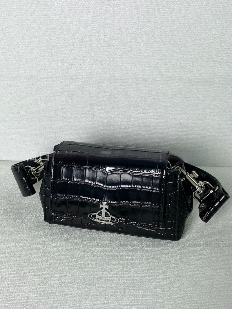 Torba ispod pazuha od prave kože, vodoravnog četvrtastog oblika, zatvaranje šnira, podstavljena najlonom, dvostruka naramenica