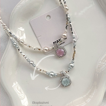 Ogrlica s umjetnim perlama; lanac s nizom perl; privjesak od majčine perle; otprilike 11 g