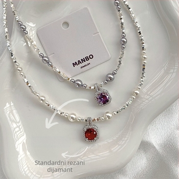 Ogrlica s umjetnim perlama; lanac s nizom perl; privjesak od majčine perle; otprilike 11 g