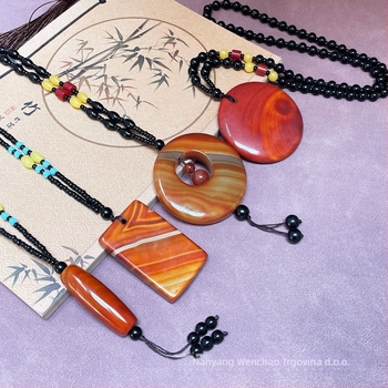 Prirodni ahat geometrijski privjesak, polirani završni sloj, čistoća Vs