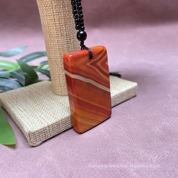 Prirodni ahat geometrijski privjesak, polirani završni sloj, čistoća Vs