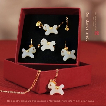 Set nakita od Hetian jade: naušnice, ogrlica i narukvica; zodijak konja s konstelacijom; lanac u obliku slova O; prirodni kameni; kineski stil, književno retro