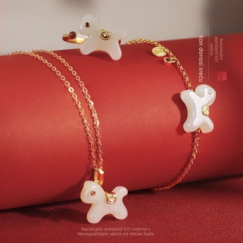 Set nakita od Hetian jade: naušnice, ogrlica i narukvica; zodijak konja s konstelacijom; lanac u obliku slova O; prirodni kameni; kineski stil, književno retro
