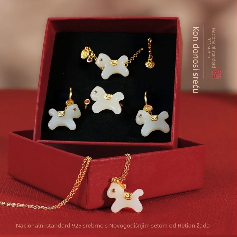 Set nakita od Hetian jade: naušnice, ogrlica i narukvica; zodijak konja s konstelacijom; lanac u obliku slova O; prirodni kameni; kineski stil, književno retro