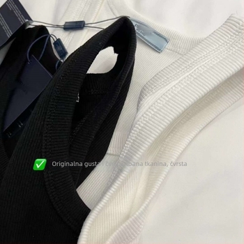 Pleteni top bez rukava s metalnim trokut logom, uski kroj, pamuk 90–95%