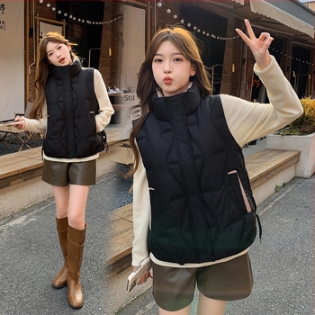 Ženski prsluk s punom od perja i pamuka, kapuljača, prednji zatvarač, vanjski poliester, duljina 50–65 cm