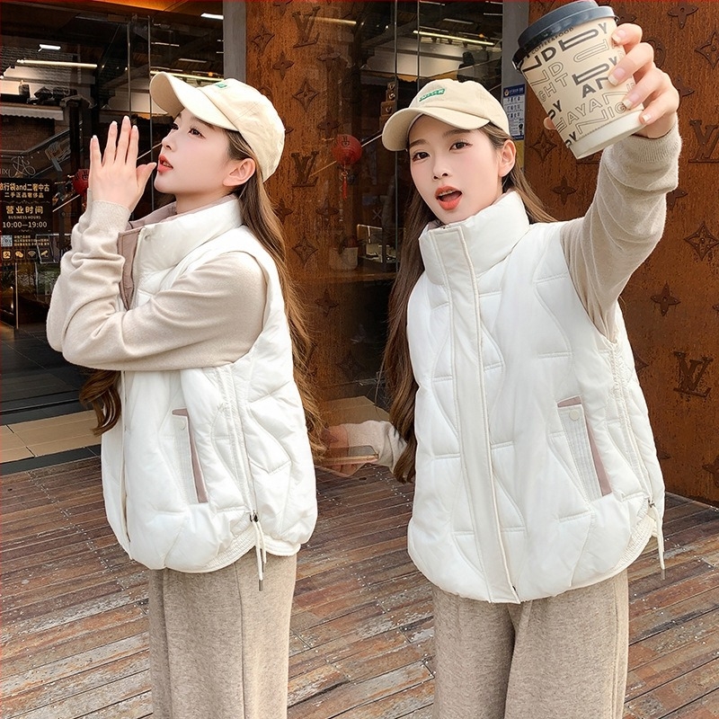 Ženski prsluk s punom od perja i pamuka, kapuljača, prednji zatvarač, vanjski poliester, duljina 50–65 cm