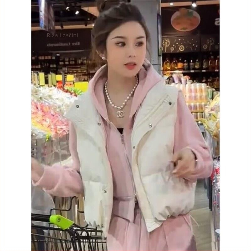 Ženski down prsluk, chenille tkanina, punilo bijeli kačji down (81–85%), glavni materijal Spandex, stojeći ovratnik