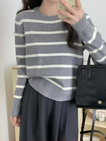 Slobodno krojeni pleteni džemper s okruglim izrezom i dugim rukavima, mješavina icy silk-spandeks, 3D uzorak