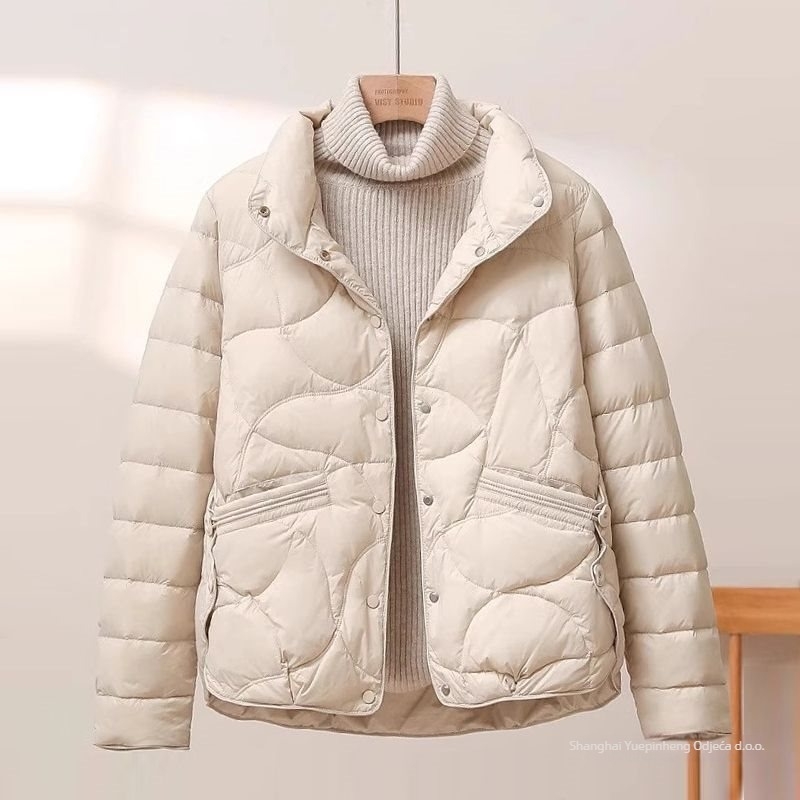 Lagana jakna s perjem i pamukom za jesen-zimu, stojeći ovratnik, kratki kroj; materijal: poliester; glavni materijal: poliester (vlakana poliestera) 30-50% udjela; drugi materijal: drugi