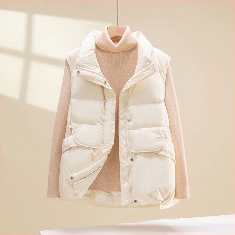 Vesta s vunenim punilom, V izrez, zatvara se jednim gumbom, glavni materijal Rayon 80–90%, proljeće 2025