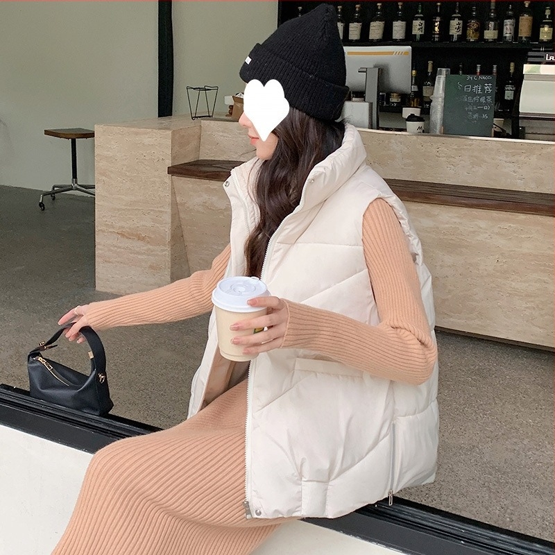 Ženska vesta s punjenjem od perja i pamuka - stojeći ovratnik, zatvarač sprijeda (debela tkanina; udoban kroj; vanjska tkanina poliester; punjenje perjem i pamukom; duljina 50–65 cm)