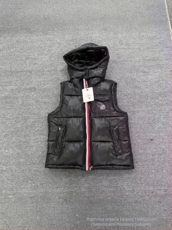 Muška kapuljačasta puffer vest s džepovima na zip, vanjska tkanina od poliestera, pamukovo punilo, acetat podstava, zima 2025