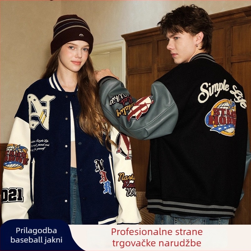 Baseball jakna sa stojećim ovratnikom, kopčanje u jednom redu, našiveni grb, debeli poliester s podstavom, pogodna za jesen
