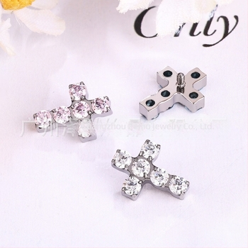 Krstasta naušnica za uho od titanijske legure F136 s dijamantnom ugradom i cirkonom