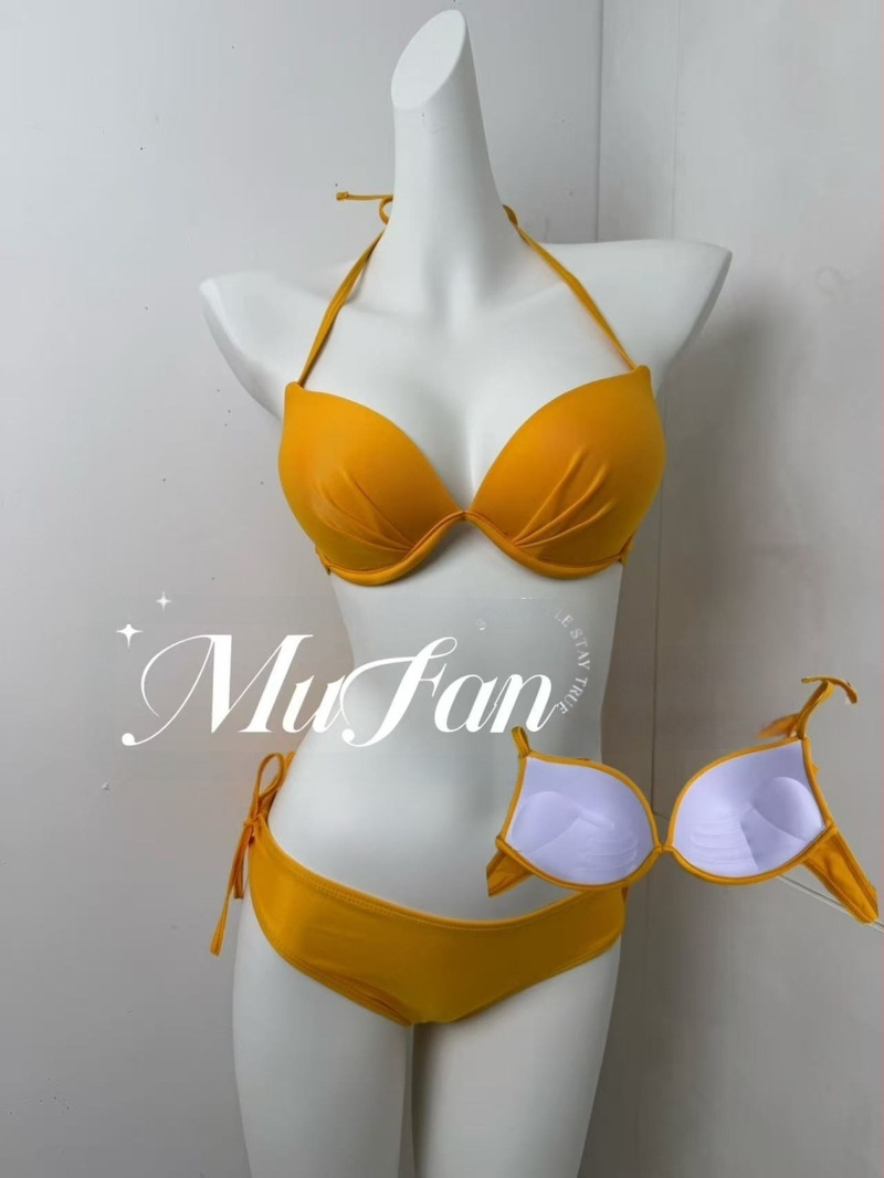 Bikini top sa čeličnom podrškom i jastučićem za dojke; najlon 82%, podstava poliester s spandeksom 60%; brzo se suši, visoka elastičnost, bez naramenica, za odrasle žene