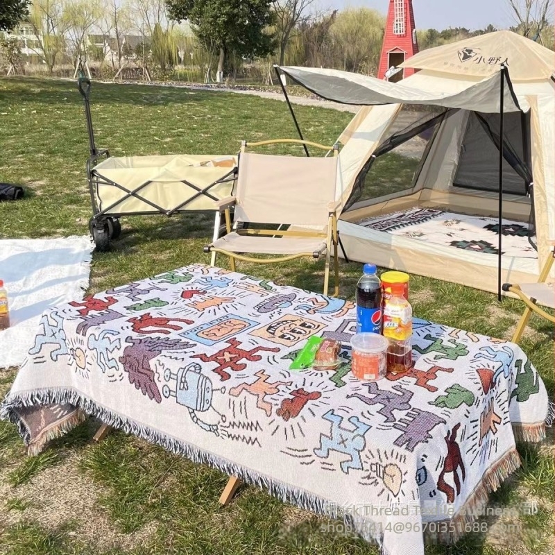 Navlaka za kauč — mješavina pamuka i poliestera; dvostruki kauč; moderan minimalistički stil; uzorak biljaka i cvijeća; mogućnost prilagođene obrade