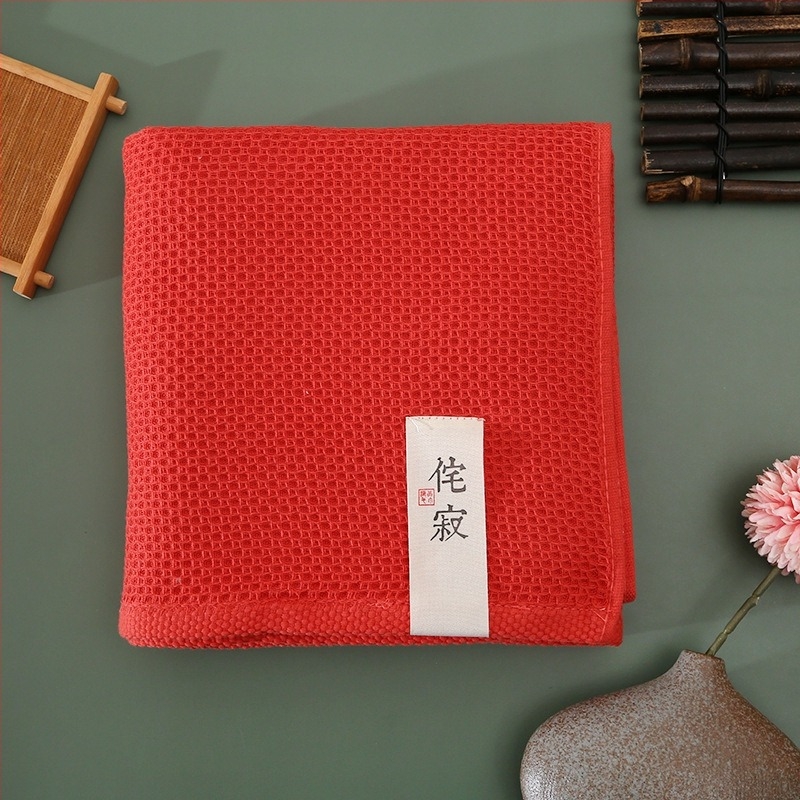 Kupaći ručnik od dugovječne pamuka, waffle struktura s ćelijama, apsorban i mekan, težina 300–400 g, 32 niti