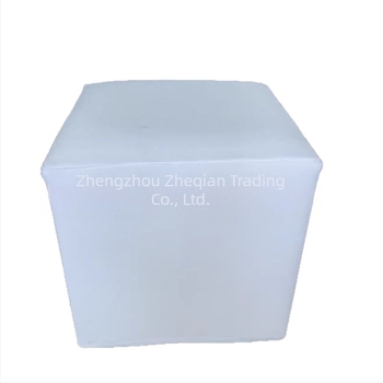 Set stola i stolica, kvadratnog oblika, poliester, zaštita od prašine i dekorativna funkcija, moderni minimalistički stil.