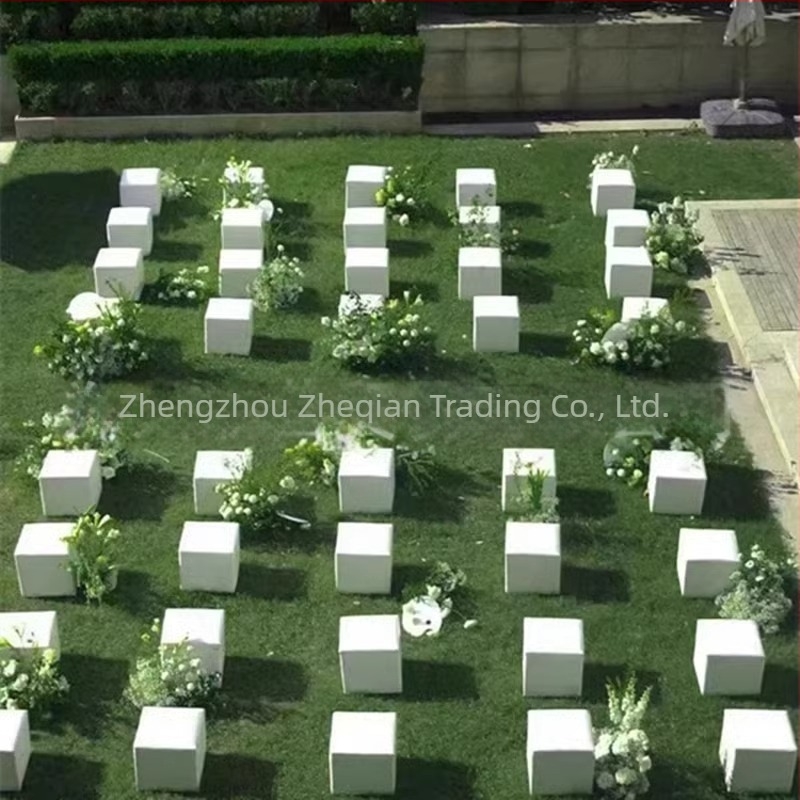 Set stola i stolica, kvadratnog oblika, poliester, zaštita od prašine i dekorativna funkcija, moderni minimalistički stil.