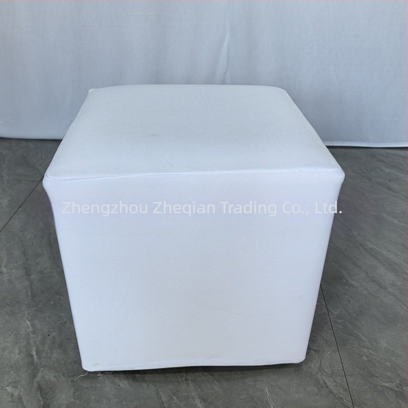 Set stola i stolica, kvadratnog oblika, poliester, zaštita od prašine i dekorativna funkcija, moderni minimalistički stil.