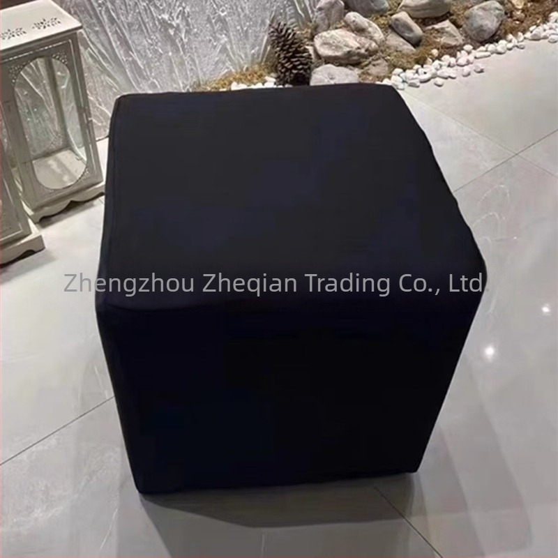 Set stola i stolica, kvadratnog oblika, poliester, zaštita od prašine i dekorativna funkcija, moderni minimalistički stil.