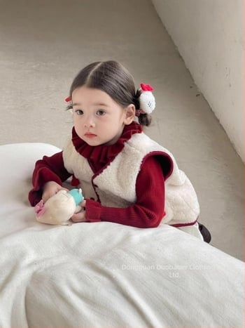 Dječji pleteni džemper u stilu princeze s čipkastim ovratnikom i volanima, dugi rukav, 50% viskozna vlakna, jednobojni uzorak.