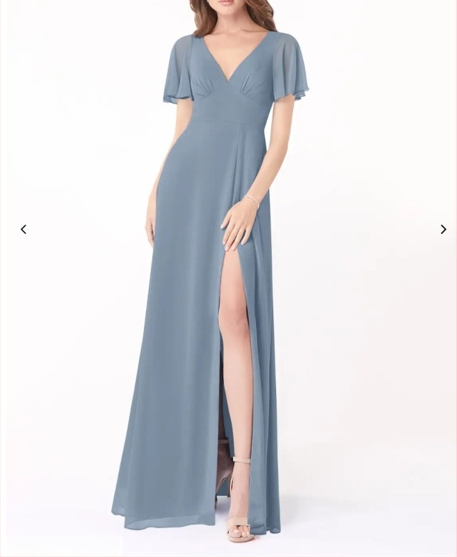 Haljina za djeveruše od šifona s dubokim V izrezom, kratkim volanastim rukavima, leđa bez naramenica s vezom, duga A-linija sa visokim prorezom na suknji.