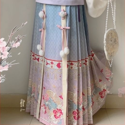 Hanfu zimski set: jaknica s preklopnim ovratnikom, izvezenim i tiskanim uzorkom, suknja s printom u stilu horse-face; poliester; glavni materijal 80–90%; sekundarni <30%; otisak