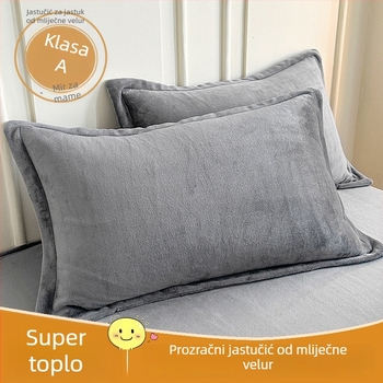 Jastučnica od velura – materijal velur, reaktivno bojanje, ravno tkanje, moderni minimalistički stil.