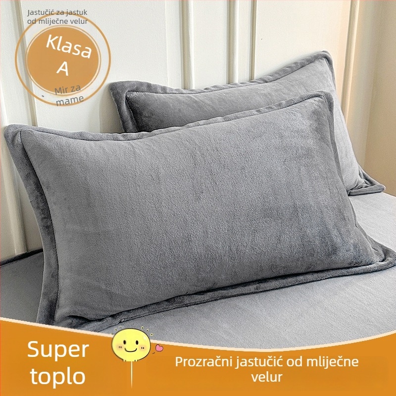 Jastučnica od velura – materijal velur, reaktivno bojanje, ravno tkanje, moderni minimalistički stil.