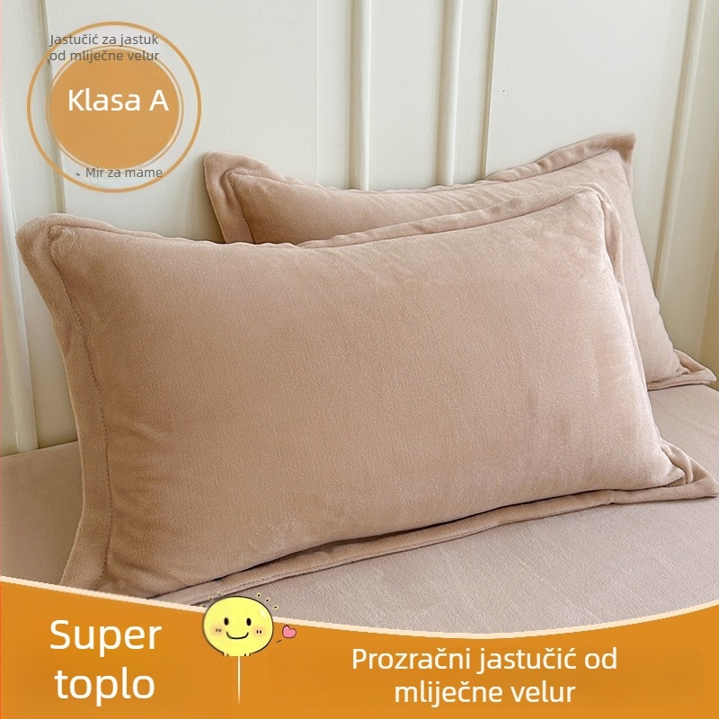 Jastučnica od velura – materijal velur, reaktivno bojanje, ravno tkanje, moderni minimalistički stil.