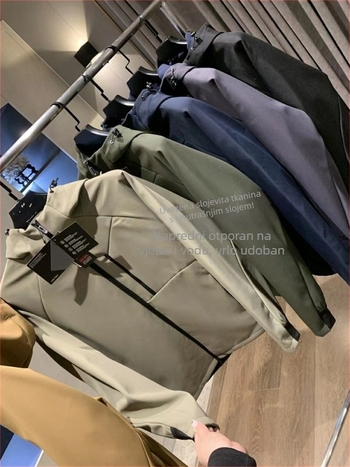 Vanjska soft shell jakna s kapulijom — vjetrootporna i vodootporna, prozračna; prednji zip; vanjski i podstava 100% poliester; 3D patch džepovi