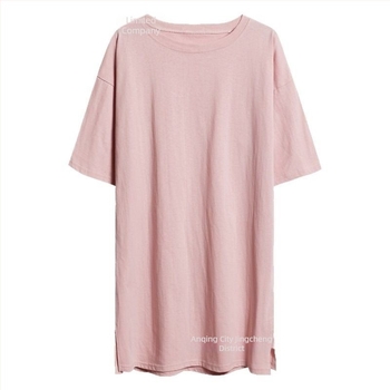 Ženski T-shirt srednje duljine od 100% pamuka, širokog kroja, kratki rukavi, pokriva bokove s bočnim prorezom (plus veličina)