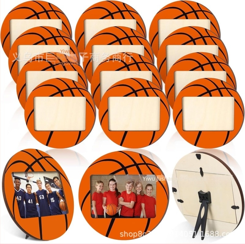 Drvena fotokrama s kuglom i sportskom temom, stolni prikaz, tiskani dizajn, crtani stil, osobni dar.