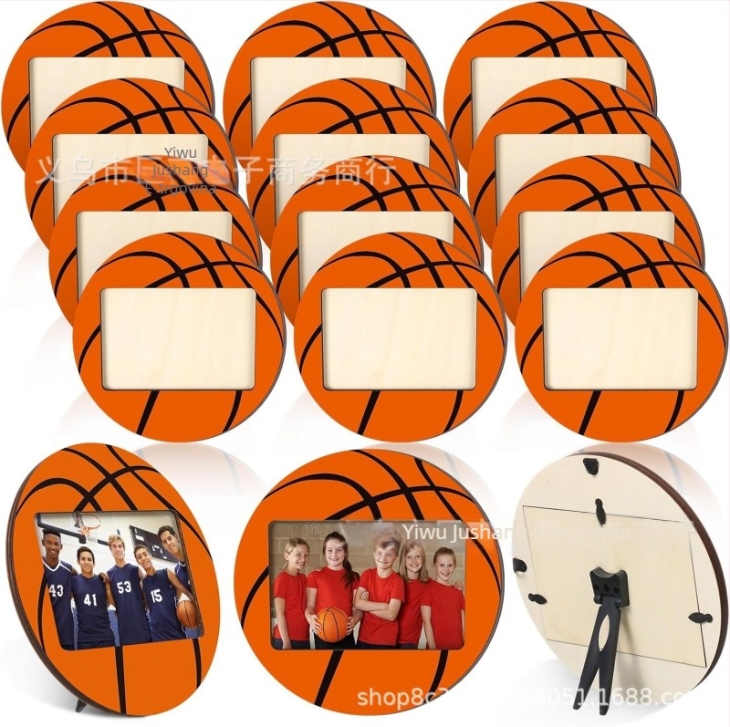 Drvena fotokrama s kuglom i sportskom temom, stolni prikaz, tiskani dizajn, crtani stil, osobni dar.