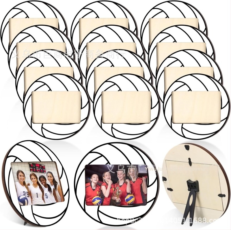 Drvena fotokrama s kuglom i sportskom temom, stolni prikaz, tiskani dizajn, crtani stil, osobni dar.