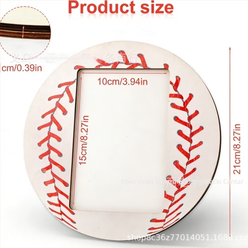 Drvena fotokrama s kuglom i sportskom temom, stolni prikaz, tiskani dizajn, crtani stil, osobni dar.