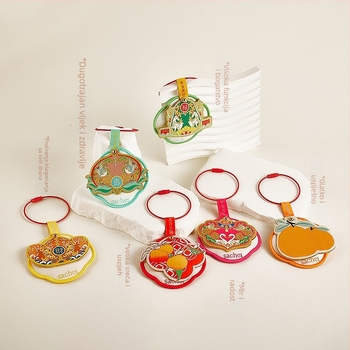 Automobilska viseća mirisna vrećica, izšivena s blagoslovima sreće, prosperiteta, dugovječnosti, radosti i bogatstva. Materijal: tkanina; Stil: kineski; Izrada: vezenje; Prilagodljivo za korištenje u automobilu.