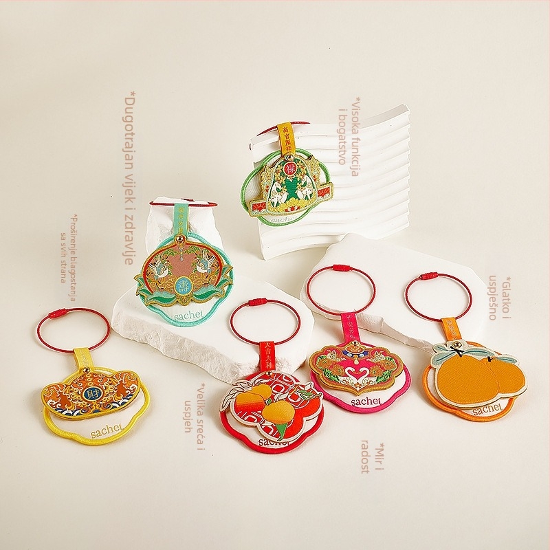 Automobilska viseća mirisna vrećica, izšivena s blagoslovima sreće, prosperiteta, dugovječnosti, radosti i bogatstva. Materijal: tkanina; Stil: kineski; Izrada: vezenje; Prilagodljivo za korištenje u automobilu.